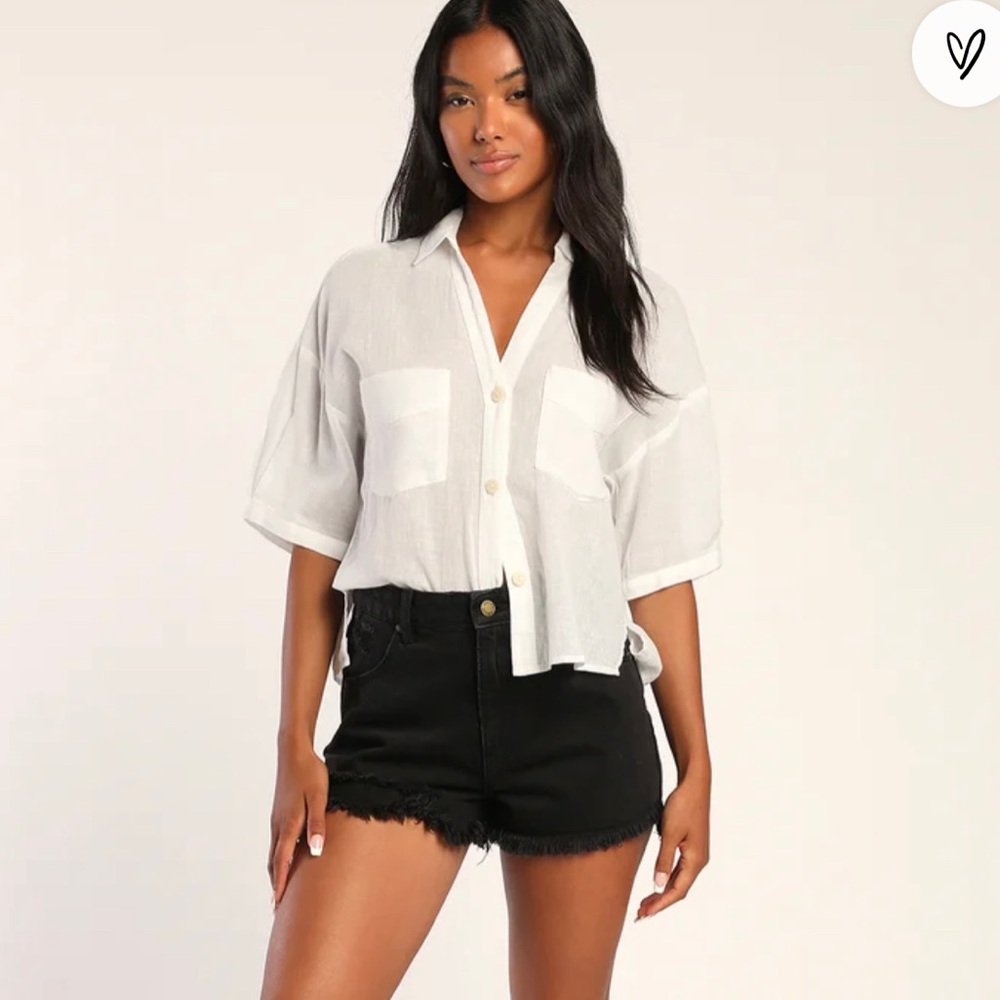 Lulu’s NWT white cropped button up size Medium